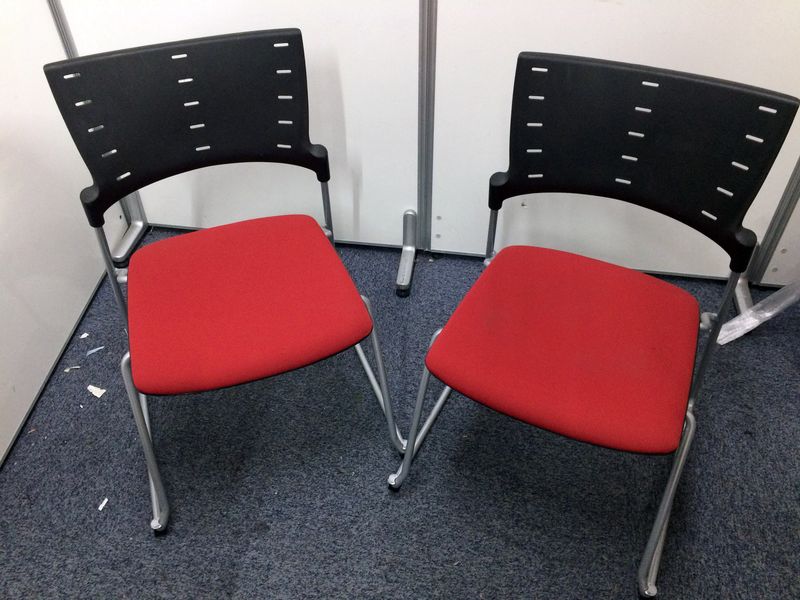 【2脚1セット】邪魔にならないスタッキングチェアー　イトーキ　マノスシリーズ　レッド色
                        
                                    中古
            