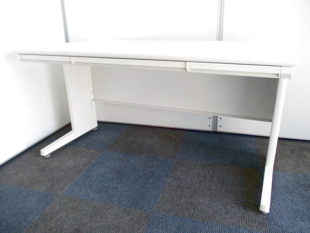 【ホワイトカラーの平机！】幅1400mmと広々ご利用頂けます！【上長様用におすすめ！】
                        ヴィラージュ
                                    中古
            