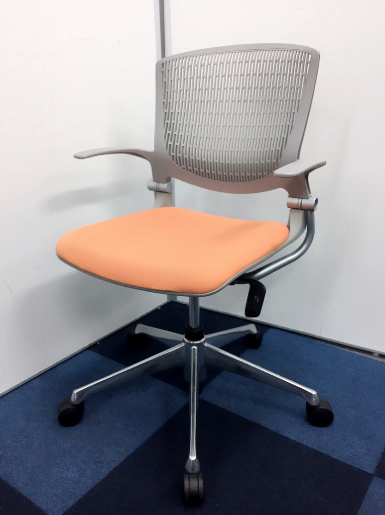 【デザイン・座り心地がＧｏｏｄ】背面が樹脂となっており、柔軟に変形する事でやわらかな座り心地となります。肘有なので長時間の会議でも疲れませんね！
                        グラータ
                                    中古
            