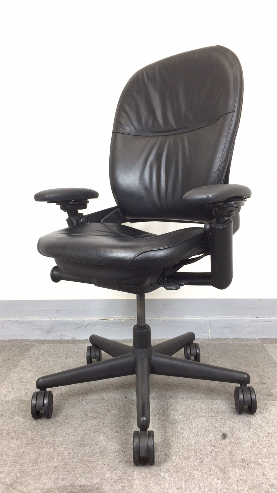 【KS】[世界的有名チェア][本革仕様]スチールケース　リープチェア　46212119S[アーロンチェアと双璧を担う代表的チェアです]
                        リープ
                                    中古
            