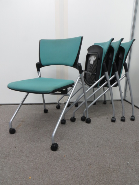 【日本製　イトーキの　マノスチェア！】【専門業者による洗浄済み】折り畳み収納可能！！4脚セット
                        マノス
                                    中古
            