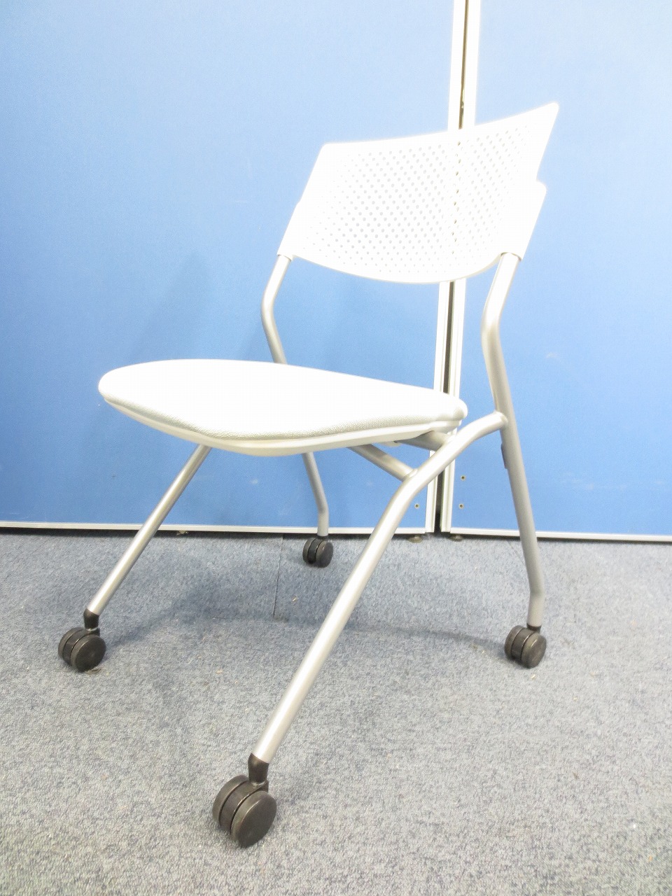 【2014年製品の入荷!!】【状態良好】内田洋行製　ホワイトに近いライトグレーカラーのスタッキングチェア！【ネスタブル】
                        
                                    中古
            