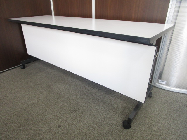 【4台入荷!!】幕板付きで視覚的心配も無し!!ライオン製　サイドスタックテーブル【折りたたみテーブル】
                        
                                    中古
            