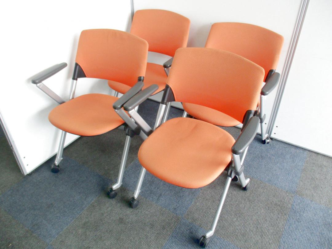 【お買い得セット商品!!】【デザイナーズ家具が入荷です!!】オカムラ　LITA(リータ)スタッキングチェア【ネスタブル】
                        リータ
                                    中古
            