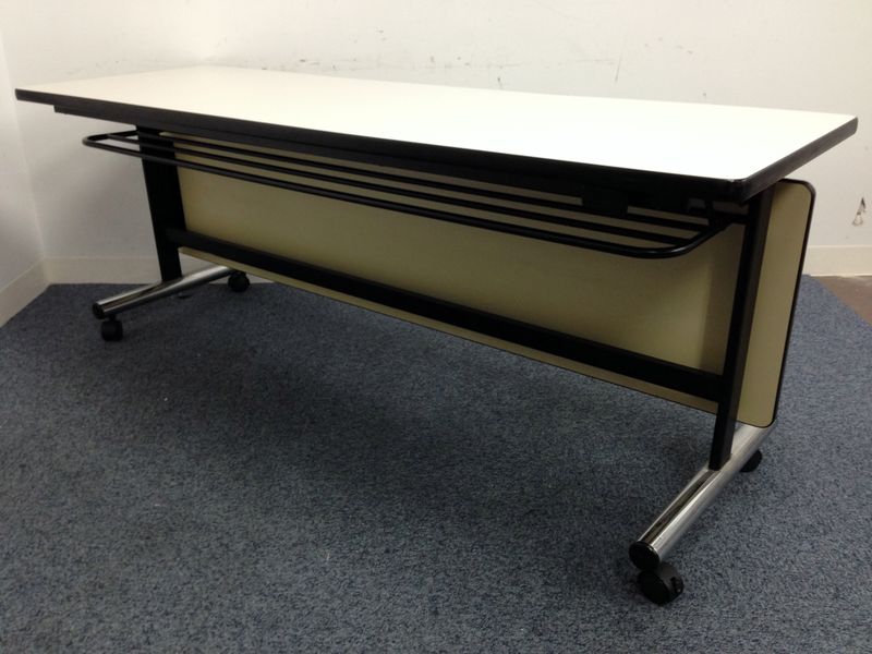 【ワケありお値打ち品】幕板付きのスタックテーブル｜幅180cm奥行60cmの大き目サイズ
                        
                                    中古
            