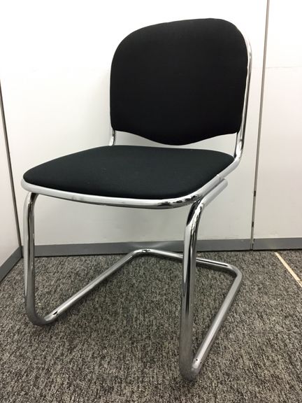【2脚入荷！】【ブラック色でカッコイイ　スタッキングチェア】
                        
                                    中古
            