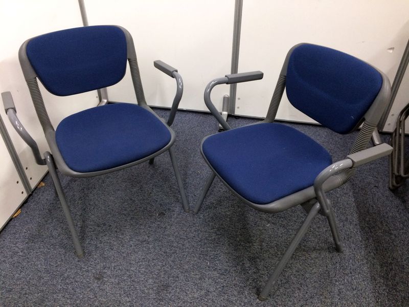 【2脚1セット】身体にフィットする　スタッキングチェア
                        バーテブラ
                                    中古
            