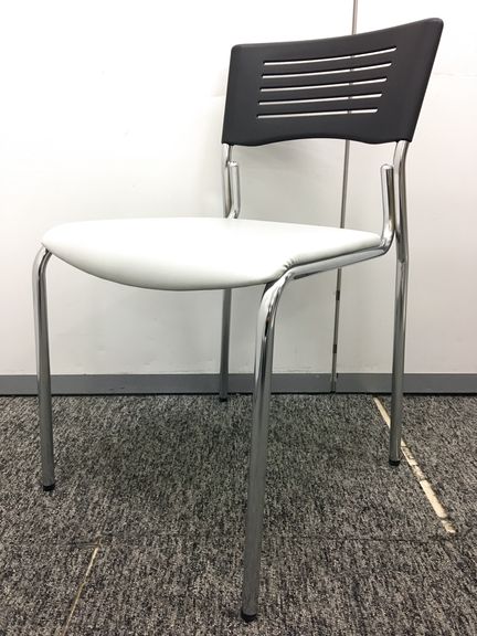 【6脚入荷！】【ホワイト×ブラック配色　スタッキングチェア】
                        
                                    中古
            