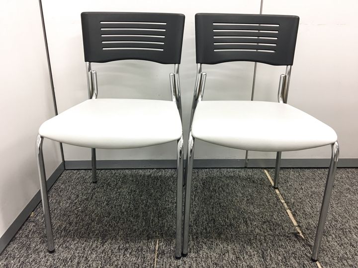【セット商品！】【ホワイト×ブラック配色　スタッキングチェア】	
                        
                                    中古
            