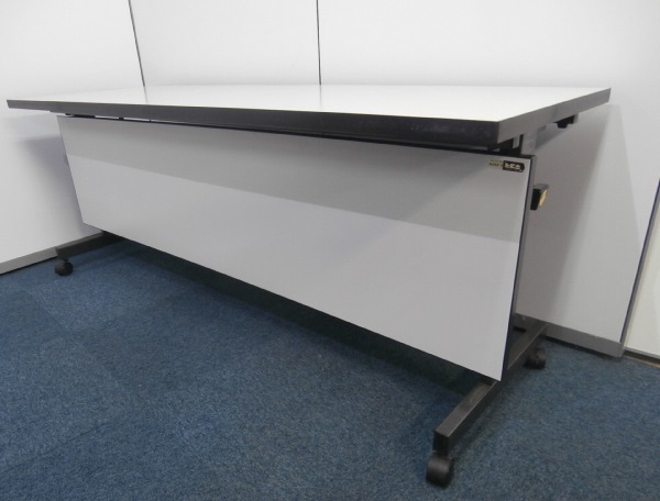 【２台限定入荷！】サイドスタックテーブルが入荷しました！！
                        
                                    中古
            