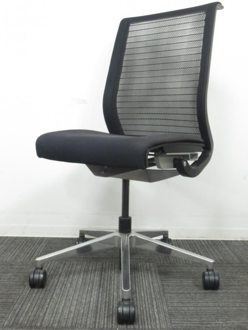 【４脚入荷！】流行のメッシュタイプチェア！リープチェアにも負けない大人気シリーズとなっております！様々な機能を搭載してますので使用者様の好みに合わせた調整が可能です。
                        シンクチェア
                                    中古
            