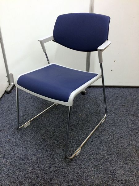 【会議用チェア】つみ重ね可能なスタッキングチェア　ビニール地で汚れても清掃しやすさがポイント
                        
                                    中古
            