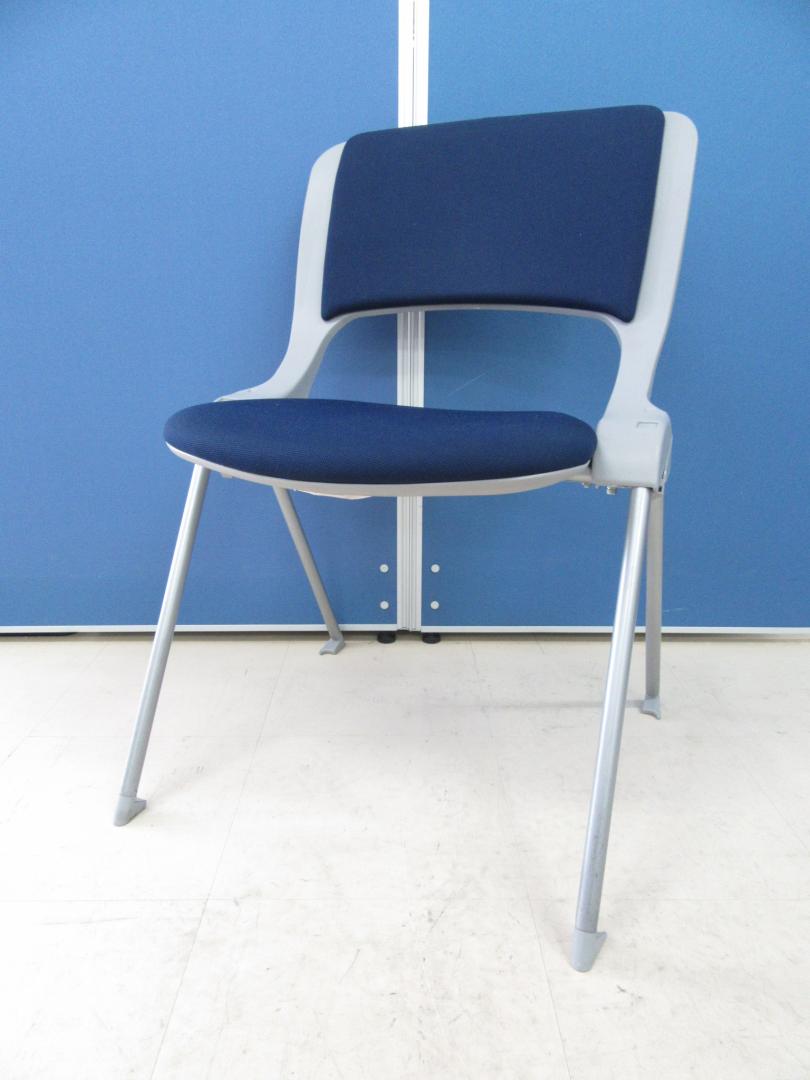 [5脚入荷!!]内田洋行製 スタッキングチェア MX-40シリーズ■汚れの目立ちにくいダークブルー!!省スペースなミーティングチェアです!![背パッドタイプ]
                        
                                    中古
            