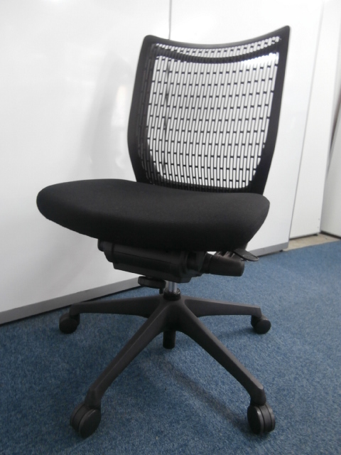 【２脚限定入荷！！ブラック色の大人気OAチェア！！】
                        ヴィスコンテ
                                    中古
            
