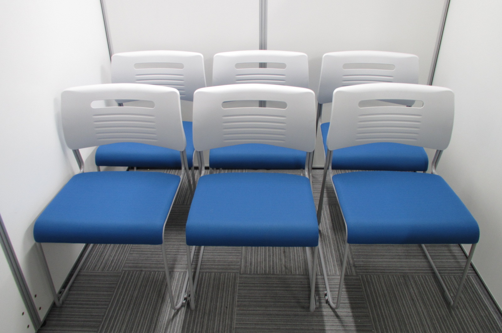 軽量なスタッキングチェアの6脚セットです
                        
                                    中古
            