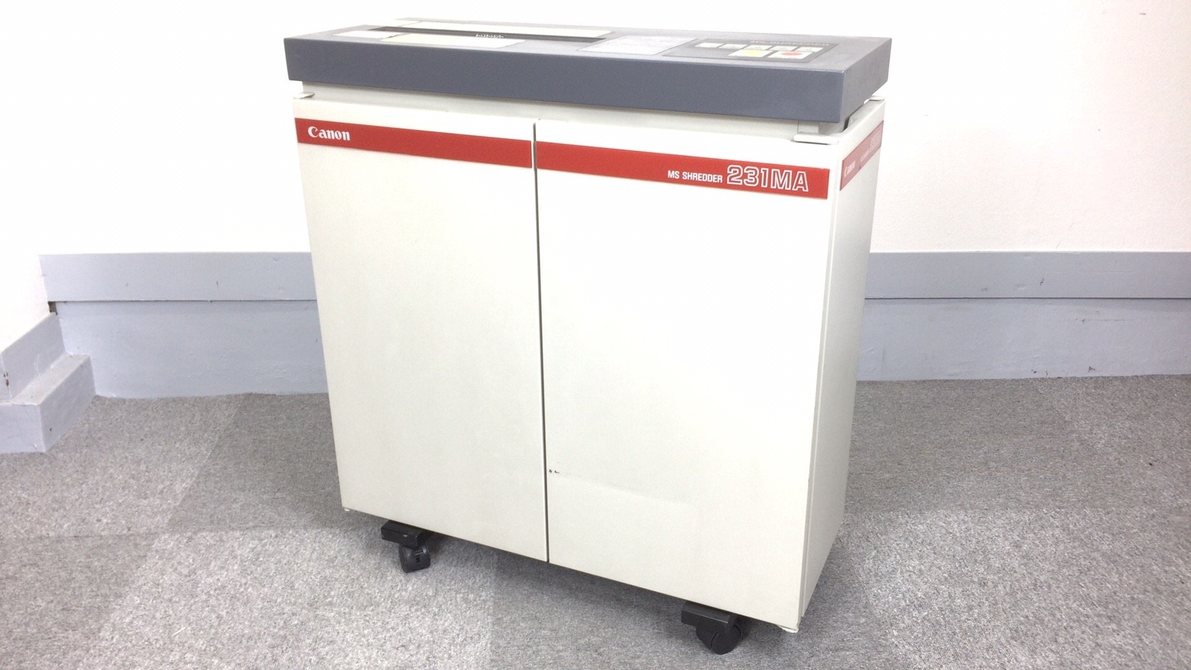 【KS】[コンパクト・省スペース]業務用シュレッダー　細かく裁断可能で紙媒体の情報処理に便利！
                        
                                    中古
            