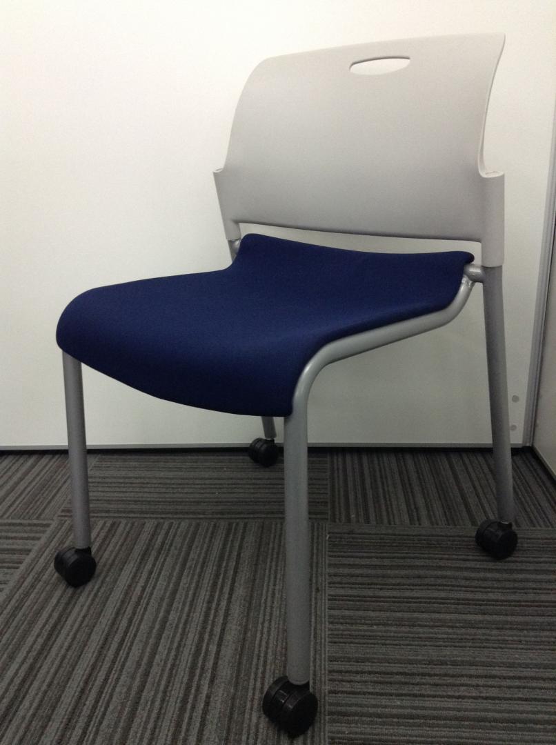 【ウチダ製】　ブルー色　スタッキングチェア！！
                        MF-272
                                    中古
            