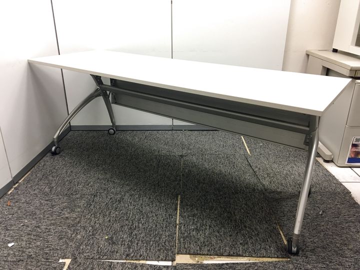 【8台入荷！】【イトーキ製　幕板付き　スタックテーブル】
                        
                                    中古
            