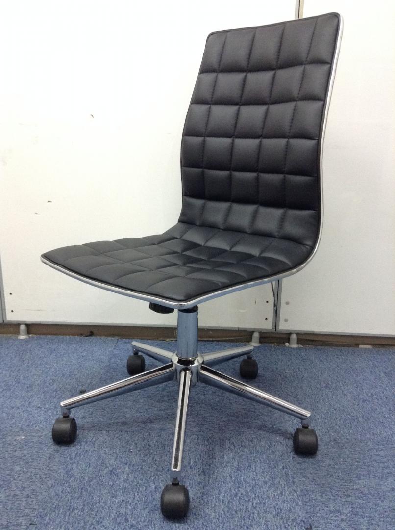 【11脚入荷】シンプルな曲線が美しいチェア！！
                        
                                    中古
            