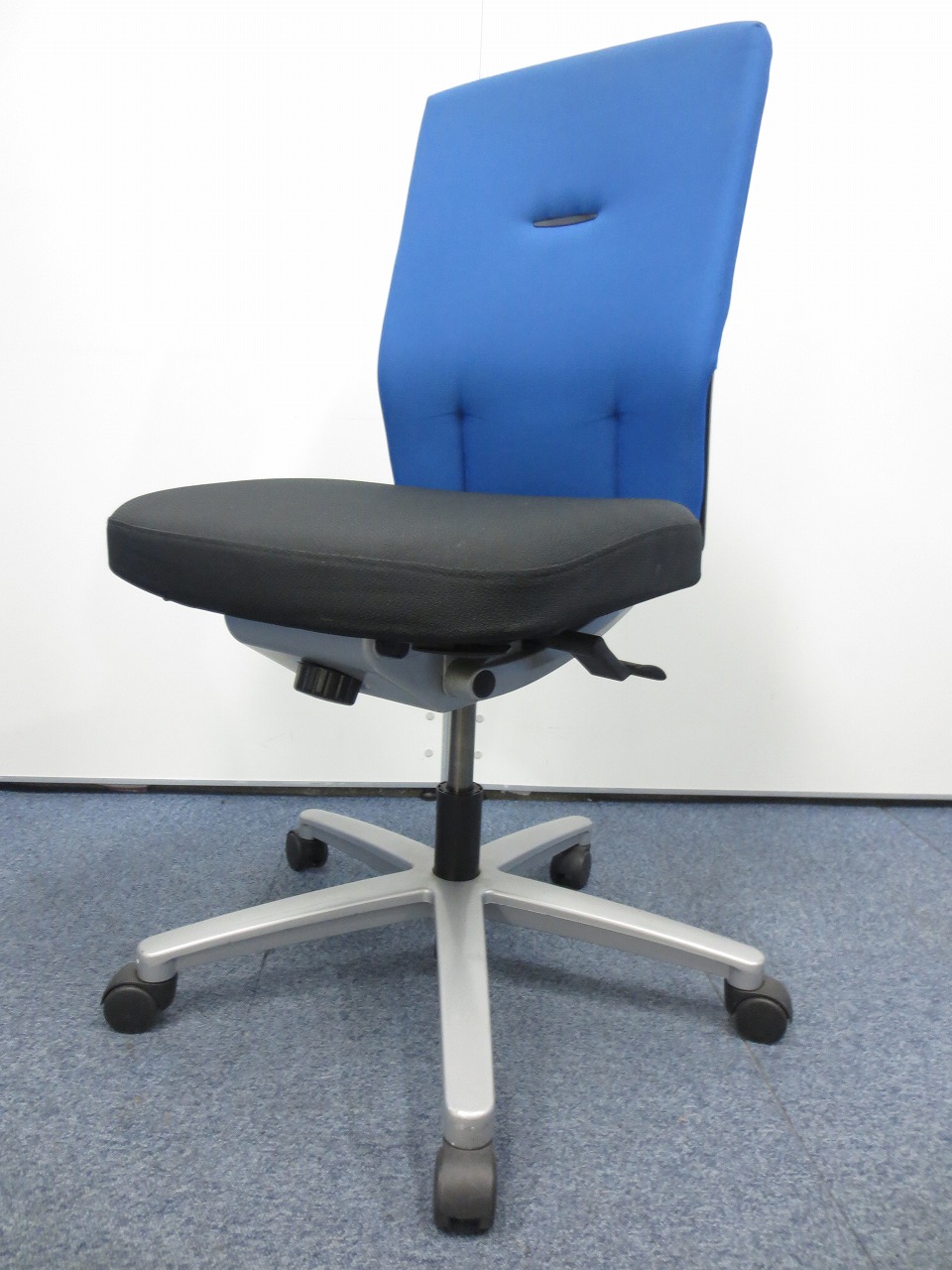 【1脚入荷!!】肘付仕様も在庫が御座います！内田洋行製NeX(ネクス)ハイバックチェア【ブルーｘブラック】
                        NEX
                                    中古
            