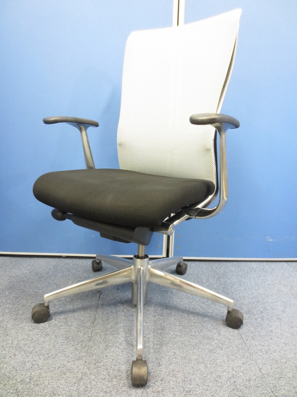 【商品入れ替えの為特別価格！】【ランバーサポート付き!!】身体の動きに追随する業界初の「3Dフィット構造」を採用！■KOKUYO(コクヨ)FOSTER(フォスター)ハイバックメッシュチェア
                        フォスター
                                    中古
            