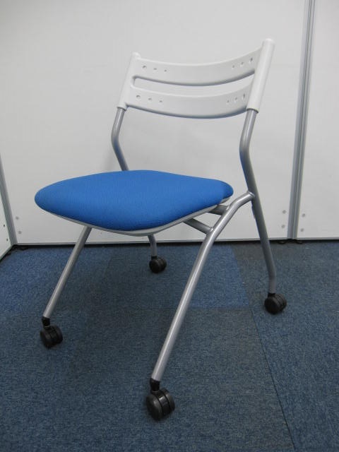 [残り2脚]使い勝手のよいネスティングチェアを入荷!ポップなブルーカラー!
                        
                                    中古
            