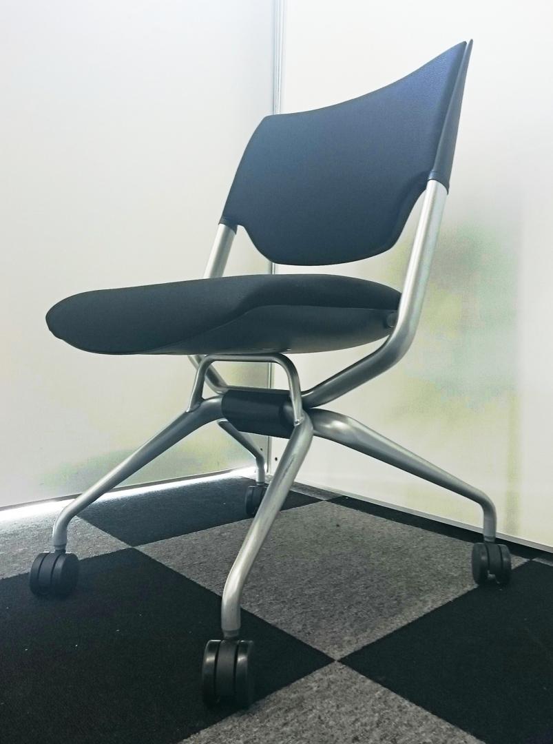 【2016年製 状態良好】座面を畳んで横に並べて収納できるキャスター付きチェア！人気のブラックカラーです！
                        レクシブ
                                    中古
            