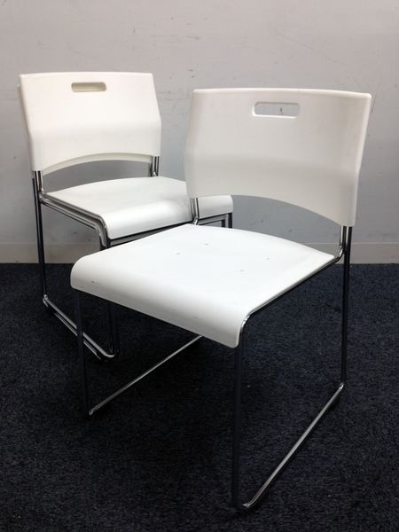 【特別価格】【3脚1セット】デザインオフィスにも持って来いなホワイト色スタッキングチェア！！
                        
                                    中古
            