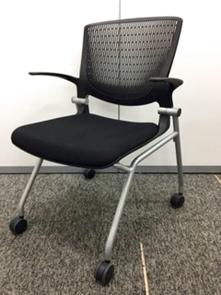 【2脚入荷！】【オカムラ製　ネスティングチェア】
                        グラータ
                                    中古
            