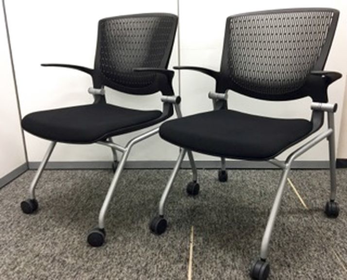 【セット商品！】【オカムラ製　ネスティングチェア2脚】
                        グラータ
                                    中古
            