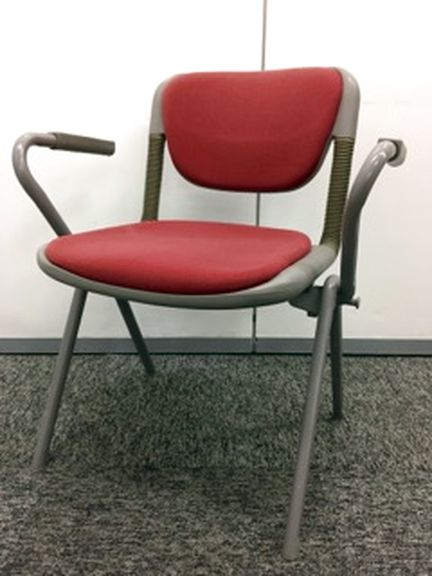 【4脚入荷！】【イトーキ製　肘付きスタッキングチェア】
                        バーテブラ
                                    中古
            