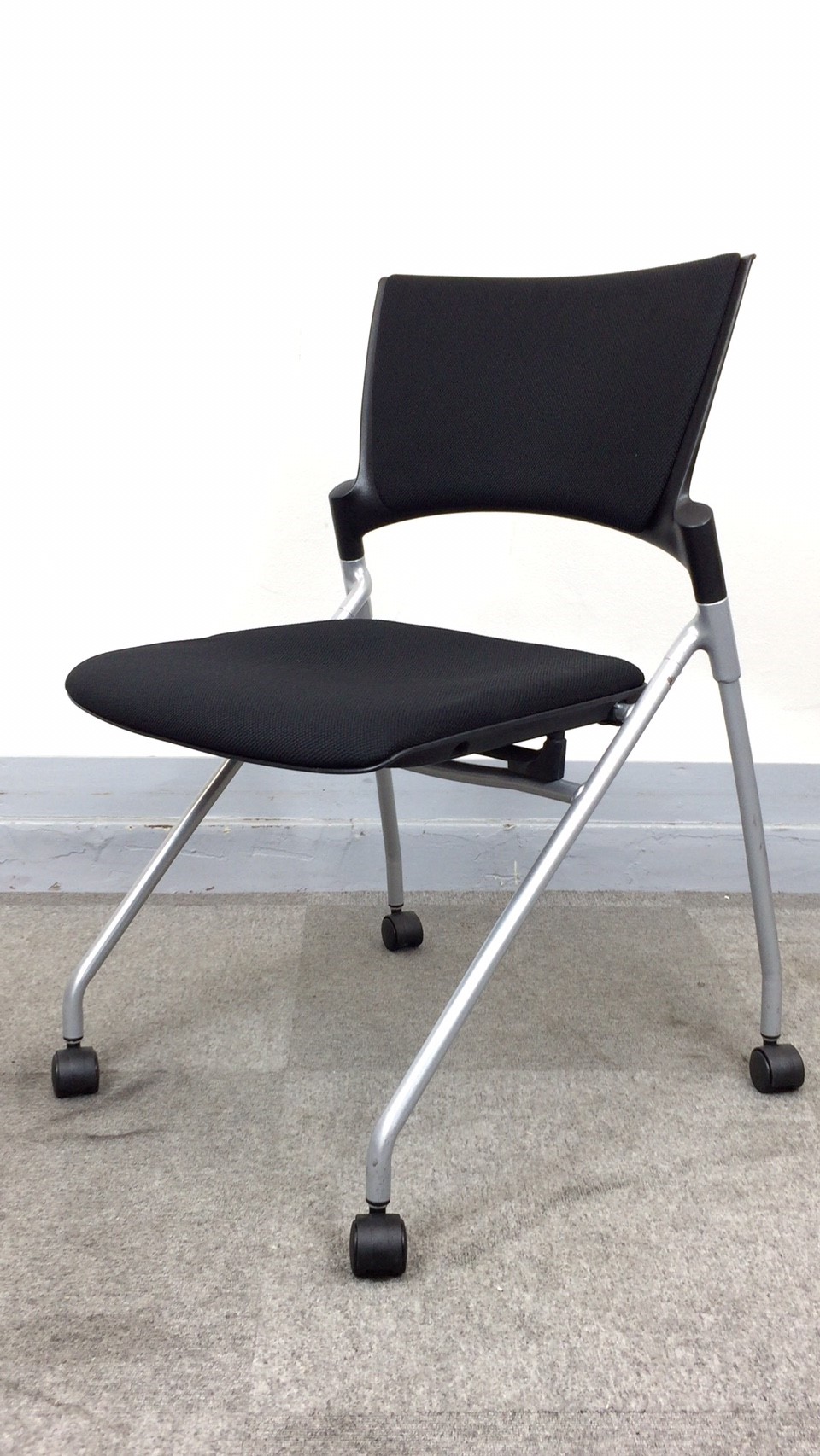 【KS】[背中が痛くなりにくい背パット付仕様]会議用・セミナー用チェア　収納しやすい平行スタックタイプ[オフィスだけでなく学習塾の生徒用チェアとしてもお勧め!]
                        マノス
                                    中古
            