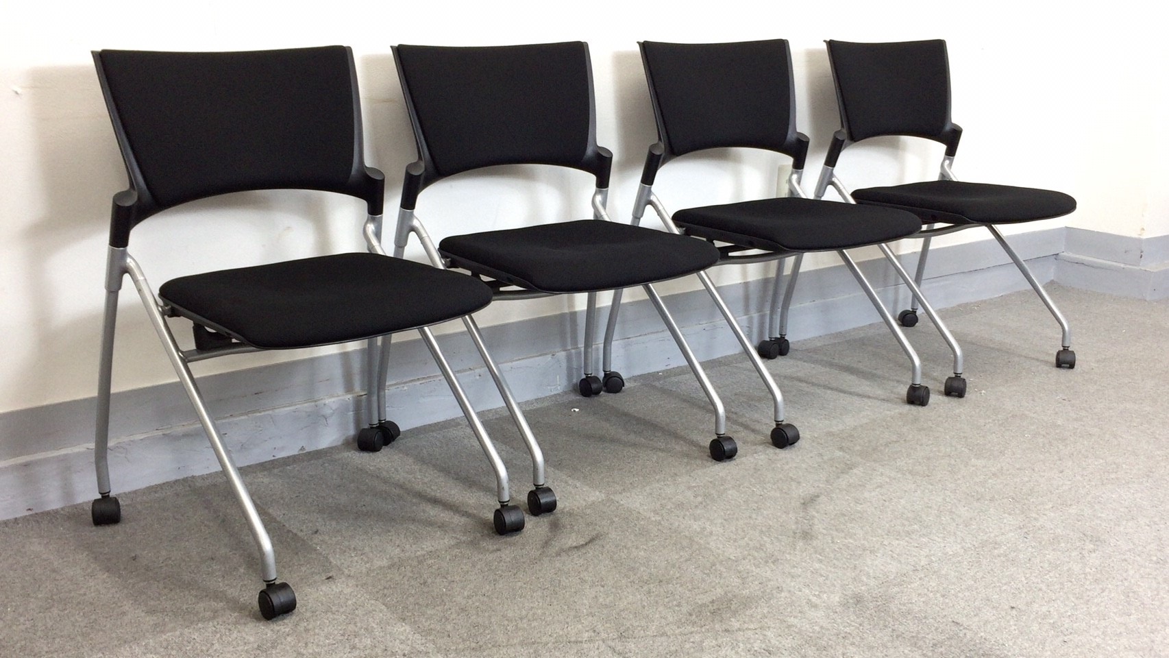 【KS】[4脚セット][通常24,000円→21,600円とお買い得!]会議用・セミナー用チェア　収納しやすい平行スタックタイプ[オフィスだけでなく学習塾の生徒用チェアとしてもお勧め!]
                        マノスチェア(MANOSS)
                                    中古
            