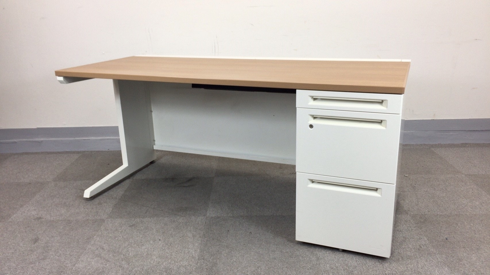 【KS】[現行カタログ掲載品][天板ネオウッドミディアムカラー]片袖机　幅1600ｍｍ　岡村製作所　デスクシステム　アドバンスシリーズ
                        アドバンス
                                    中古
            