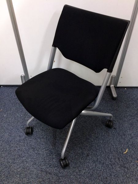 【限定１台】キャスター付のネスティングチェア
                        その他シリーズ
                                    中古
            