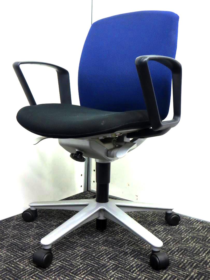 【商品入替でお安く！￥12,000→￥4,000】【仕事しても疲れにくい！】高機能なのにこの値段！
リクライニング機能が特におすすめ！固定肘付き！【中古オフィス家具】【β】
                        キャスト
                                    中古
            