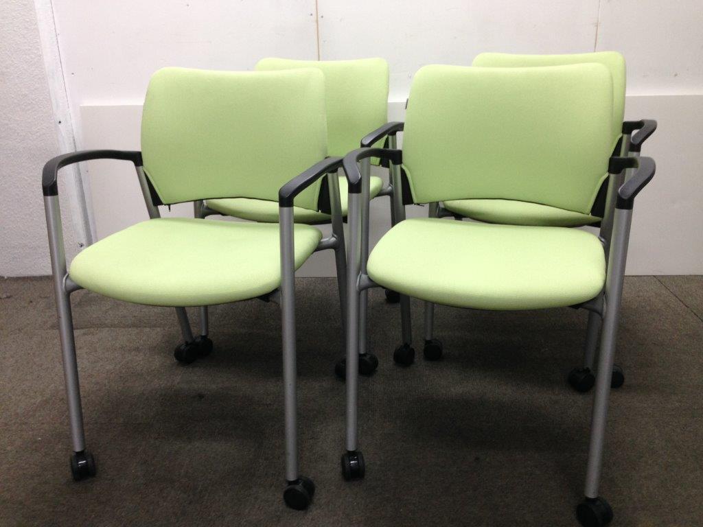 【ミーティングに最適な4脚セット】オカムラ製　肘＆キャスター付きスタッキングチェア
                        
                                    中古
            