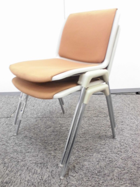 【限定特価！2脚セット】落ち着いたブラウンのスタッキングチェア！
                        
                                    中古
            