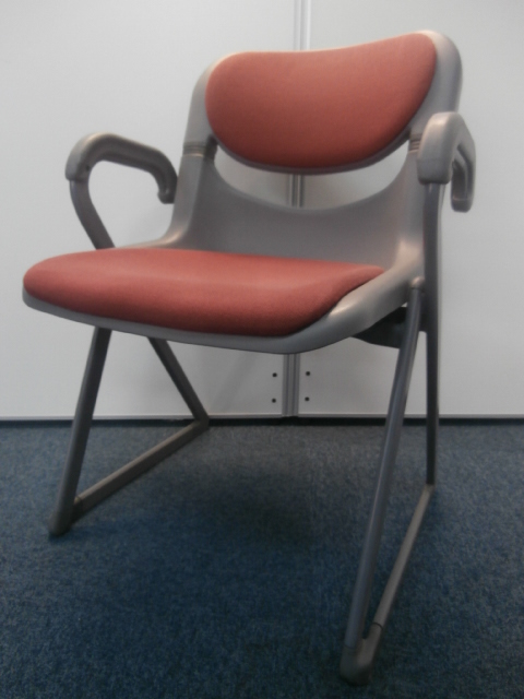 【４脚限定入荷！！】大人気シリーズのスタッキングチェア！！
                        バーテブラ
                                    中古
            