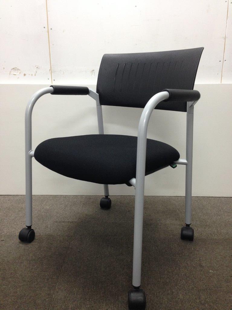 ドーファン社製肘付きスタッキングチェア　人気のブラックカラーです
                        
                                    中古
            