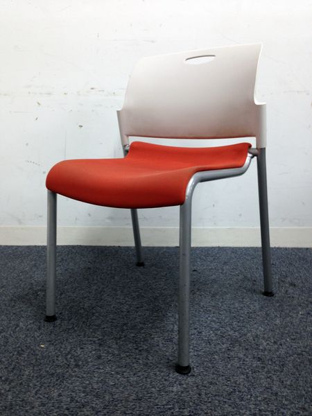 【トップメーカー品の会議チェア】色鮮やかなオレンジ色でオフィスを彩ります！
                        
                                    中古
            