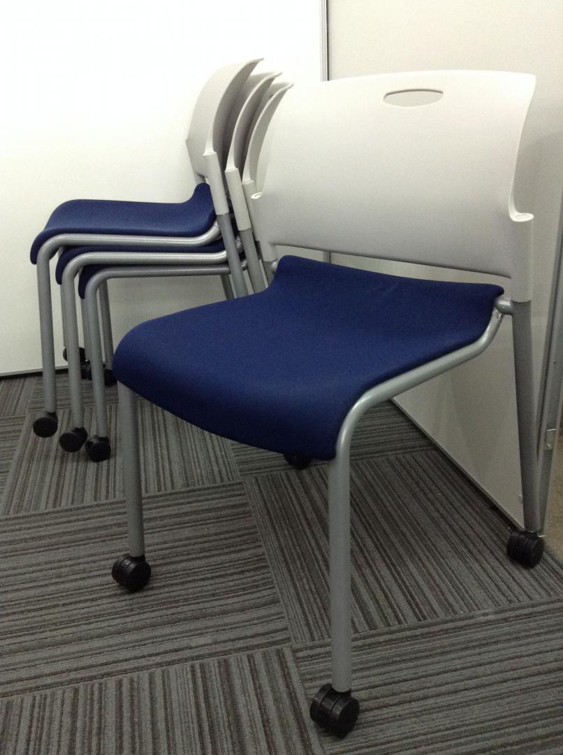 【4脚1セット】【ウチダ製】キャスター付き　スタッキングチェア！！
                        MF-272
                                    中古
            