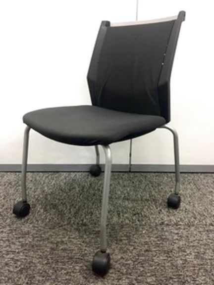 【4脚入荷！】【ブラック色　スタッキングチェア】
                        
                                    中古
            
