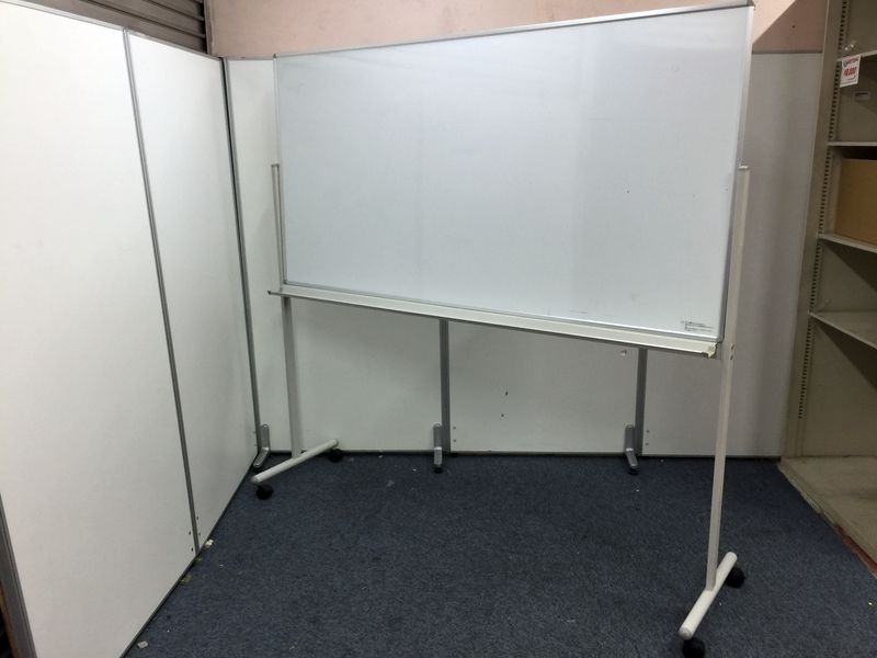 限定１台　片面脚付きホワイトボードキャスター付だから移動も楽々
                        
                                    中古
            