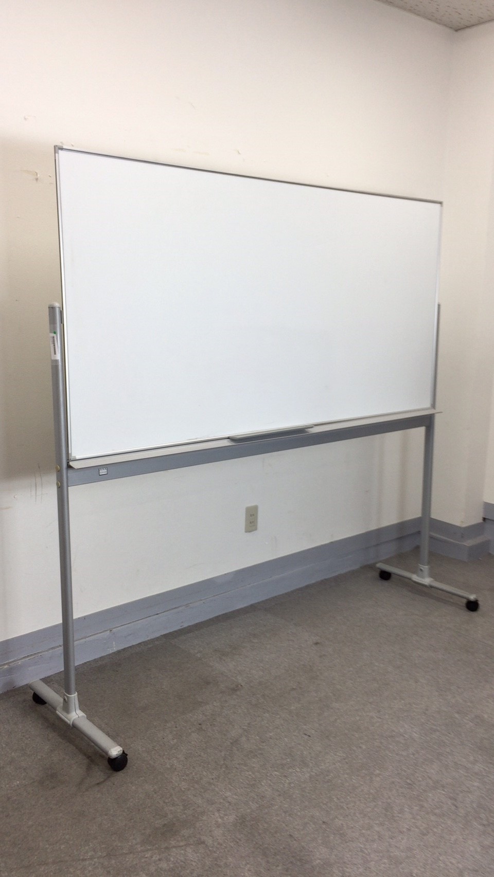 【KS】[片面タイプ][幅1800ｍｍ]ホワイトボード　無地　脚付き　キャスターつき
                        
                                    中古
            