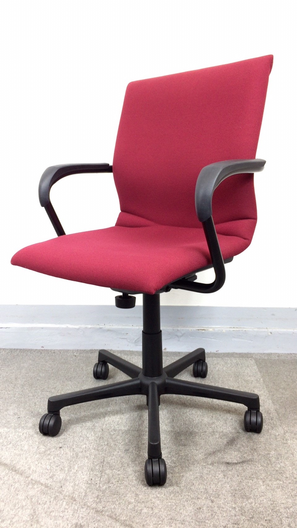 【KS】[落ち着いた印象のワインレッドカラー]オフィスチェア　肘付き　ローバック[米国でのトップクラス、オフィス家具メーカー][シンクチェアやリープチェアで有名]
                        
                                    中古
            