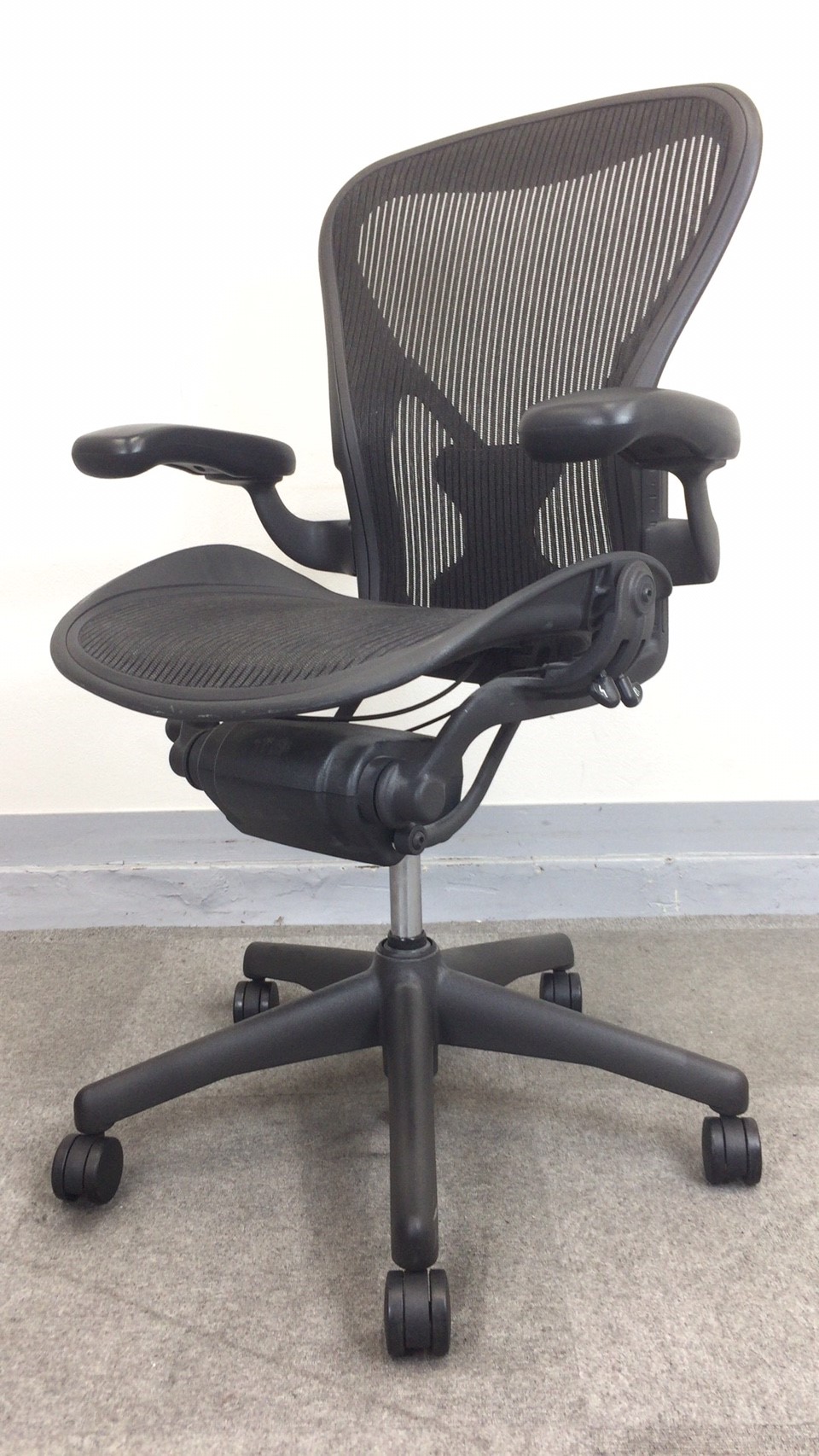 【KS】[状態良好][大量入荷中!]ハーマンミラー　Aeron Chair（アーロンチェア）　前傾チルト　ポスチャーフィット　Bサイズ[リープチェア、コンテッサチェアと並ぶハイエンドチェア]
                        アーロンチェア
                                    中古
            