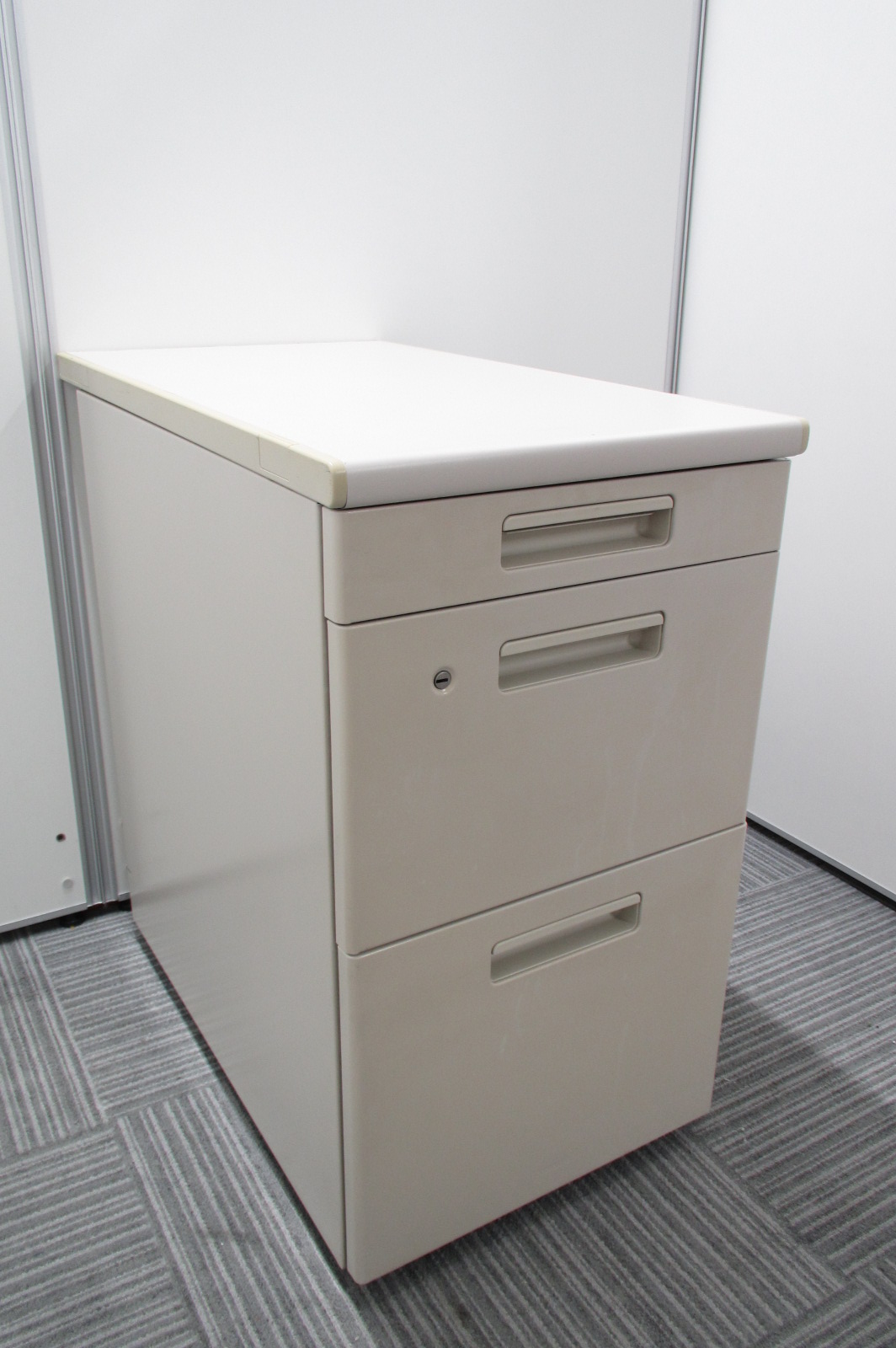 大量入荷！数が揃います。小物も収納できる3段脇机です
                        BS
                                    中古
            