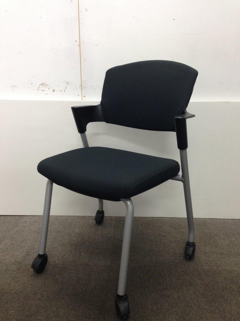 【座面のクッション性 ◎】コクヨ製のスタッキングチェア　プロッティ 小さな肘置き付　※ゴムキャスター仕様
                        プロッティ
                                    中古
            