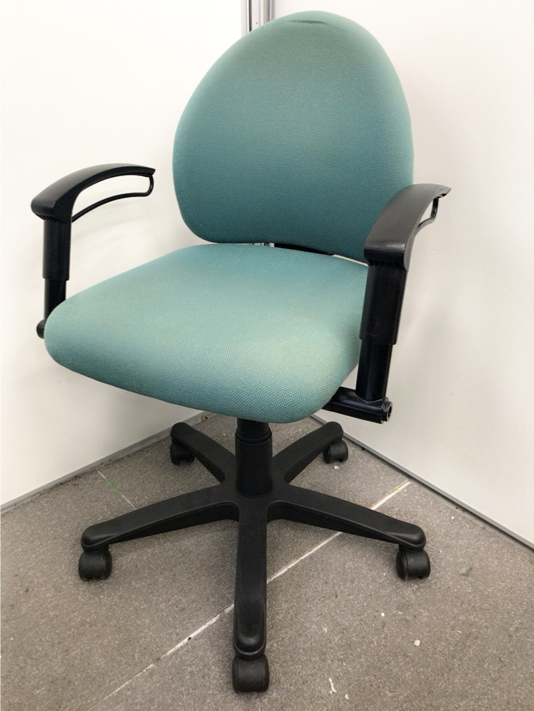 【日焼けの為お値下げ】【キャスターの滑り×】シンプルなOAチェア！
                        
                                    中古
            